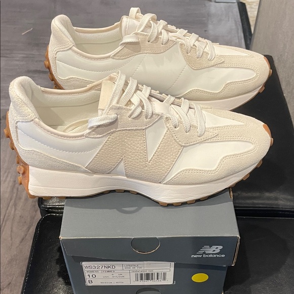 New Balance Women's Lifestyle 327 size 10B - Picture 1 of 8